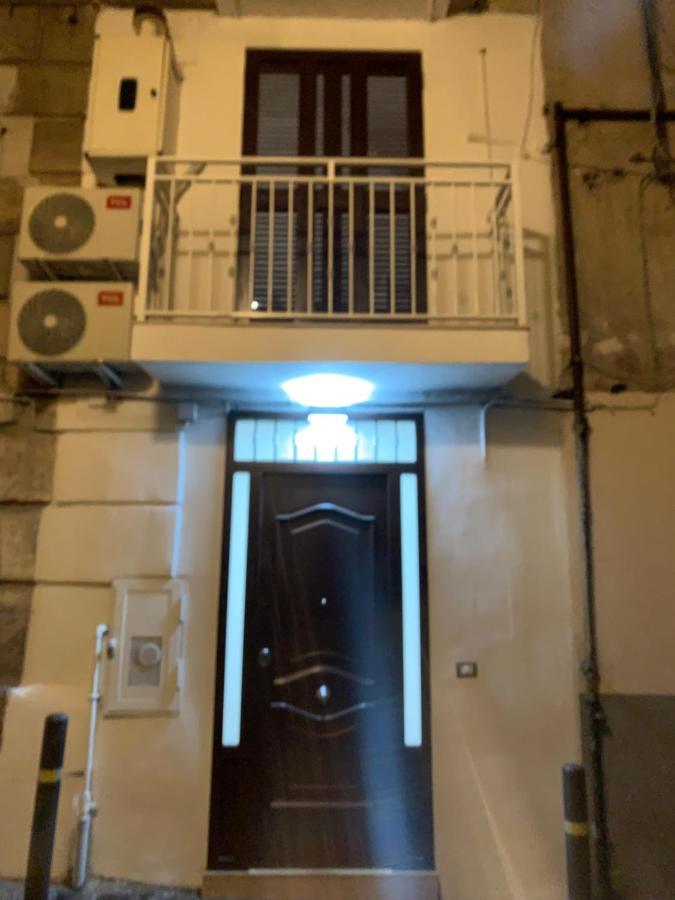 Viky House Chiaja 1 Apartment Наполи Екстериор снимка