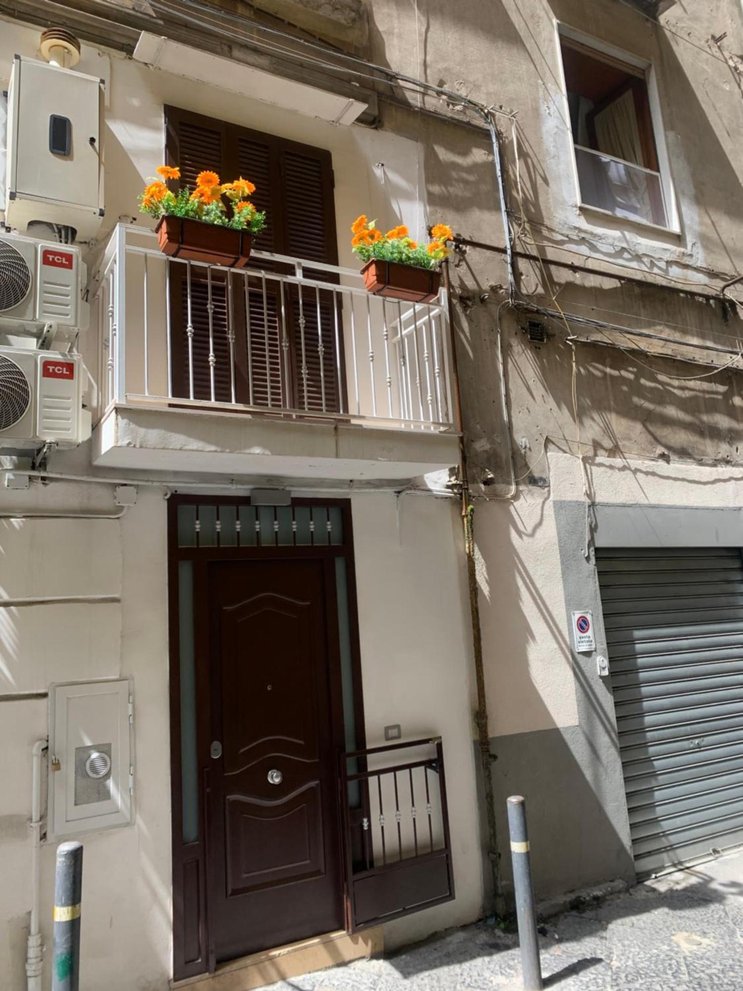 Viky House Chiaja 1 Apartment Наполи Екстериор снимка